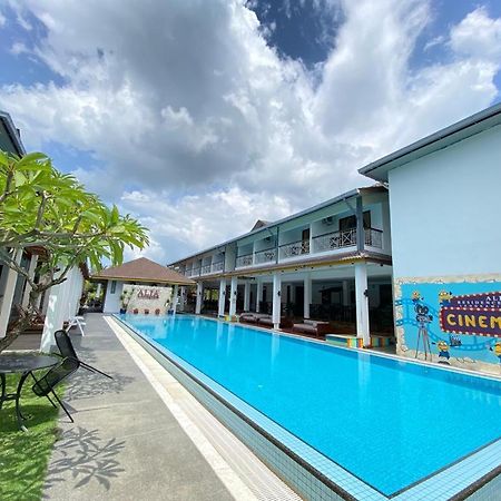 Alia Residence Business Resort Padang Mat Sirat Esterno foto