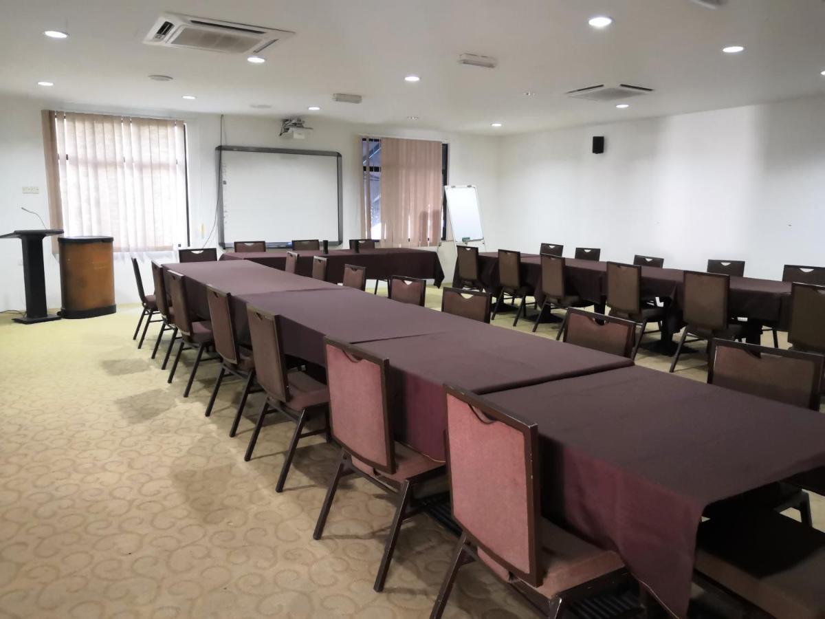Alia Residence Business Resort Padang Mat Sirat Esterno foto