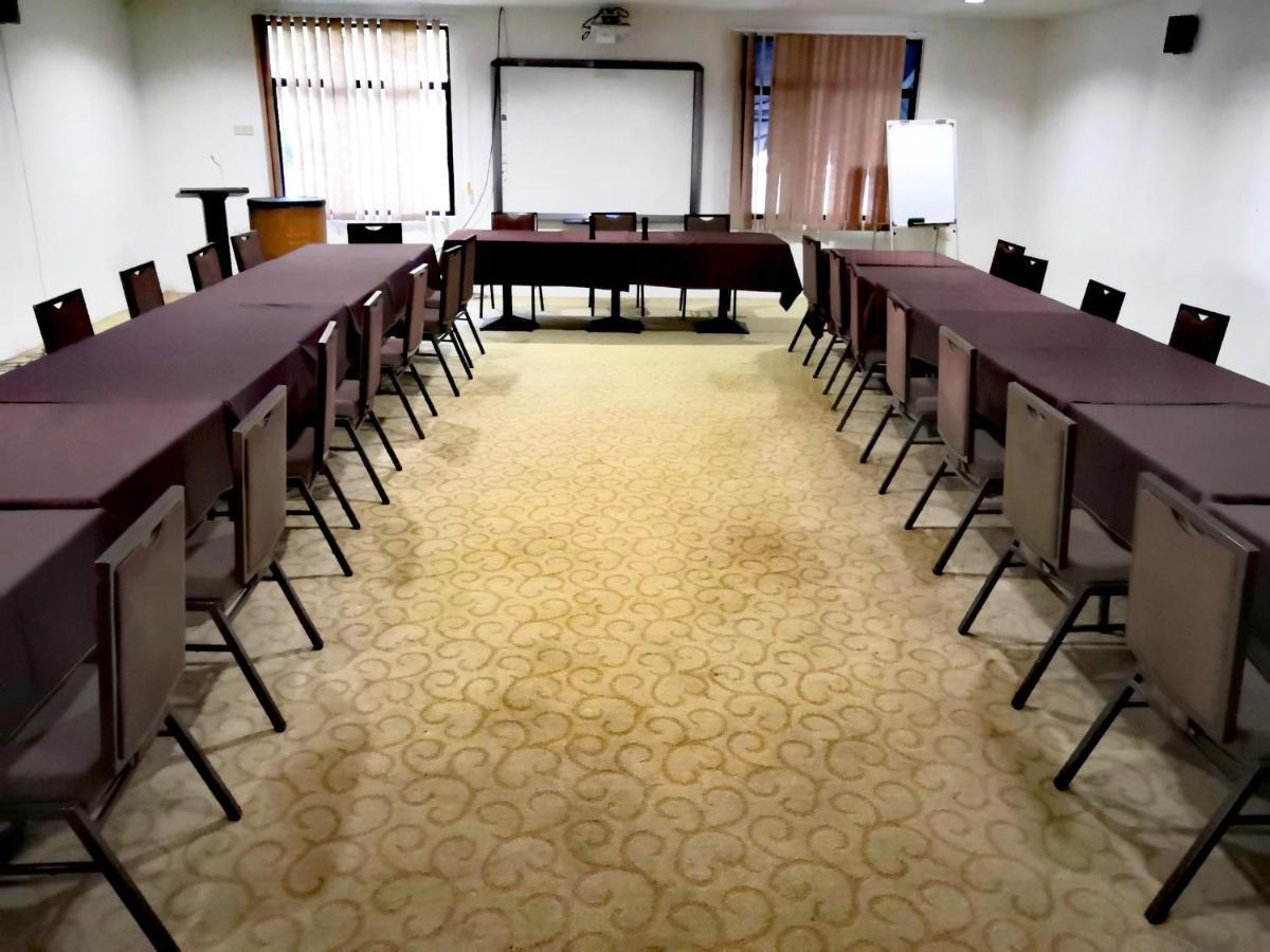 Alia Residence Business Resort Padang Mat Sirat Esterno foto