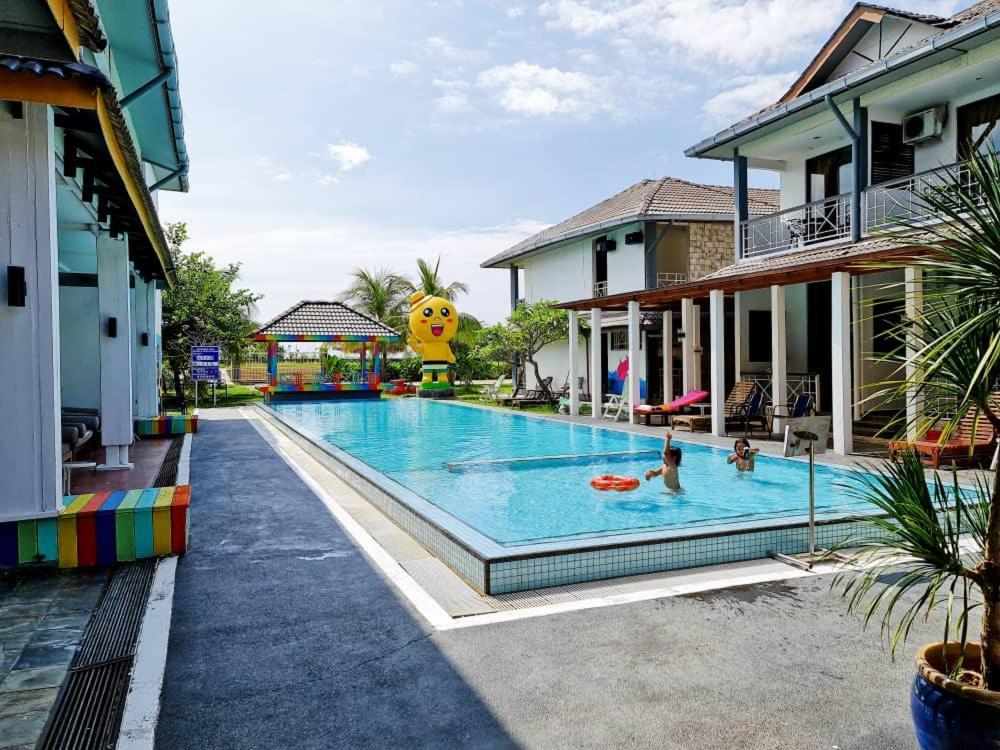 Alia Residence Business Resort Padang Mat Sirat Esterno foto
