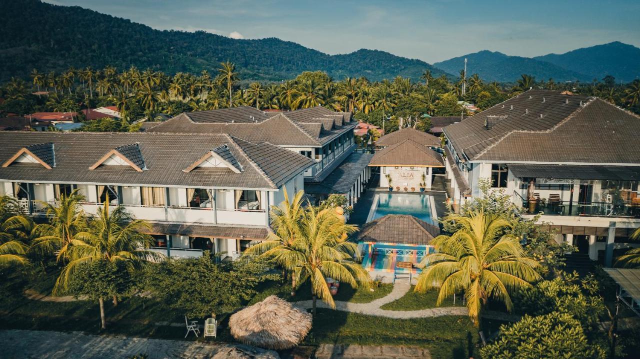 Alia Residence Business Resort Padang Mat Sirat Esterno foto