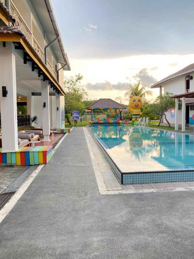 Alia Residence Business Resort Padang Mat Sirat Esterno foto