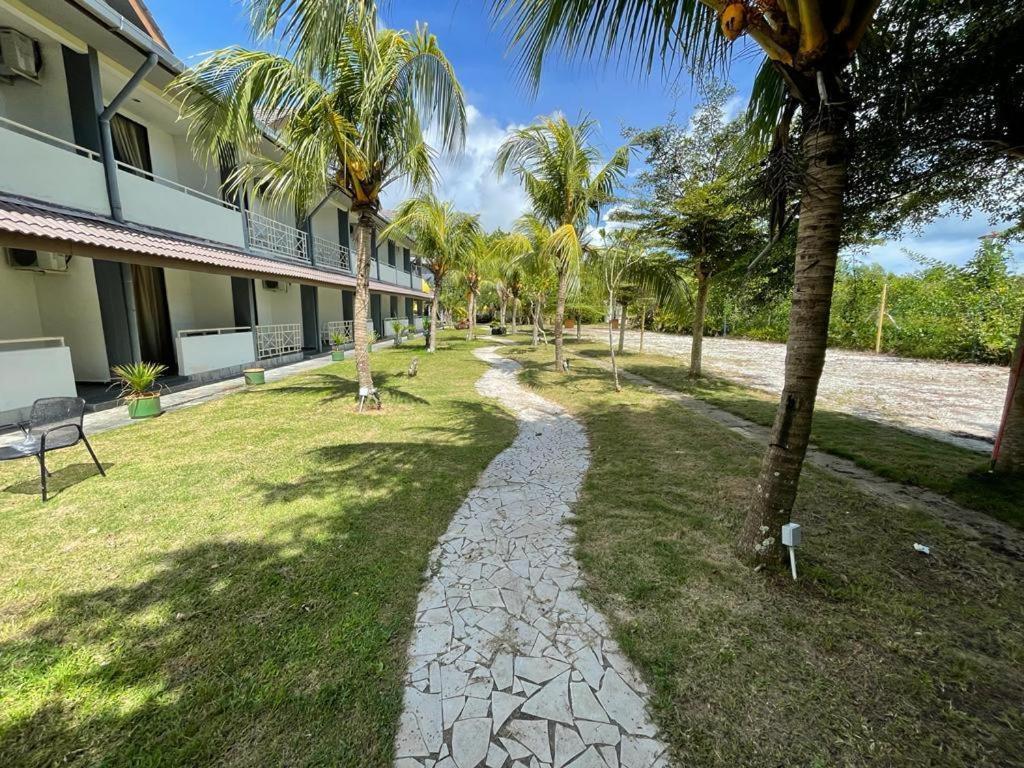 Alia Residence Business Resort Padang Mat Sirat Esterno foto