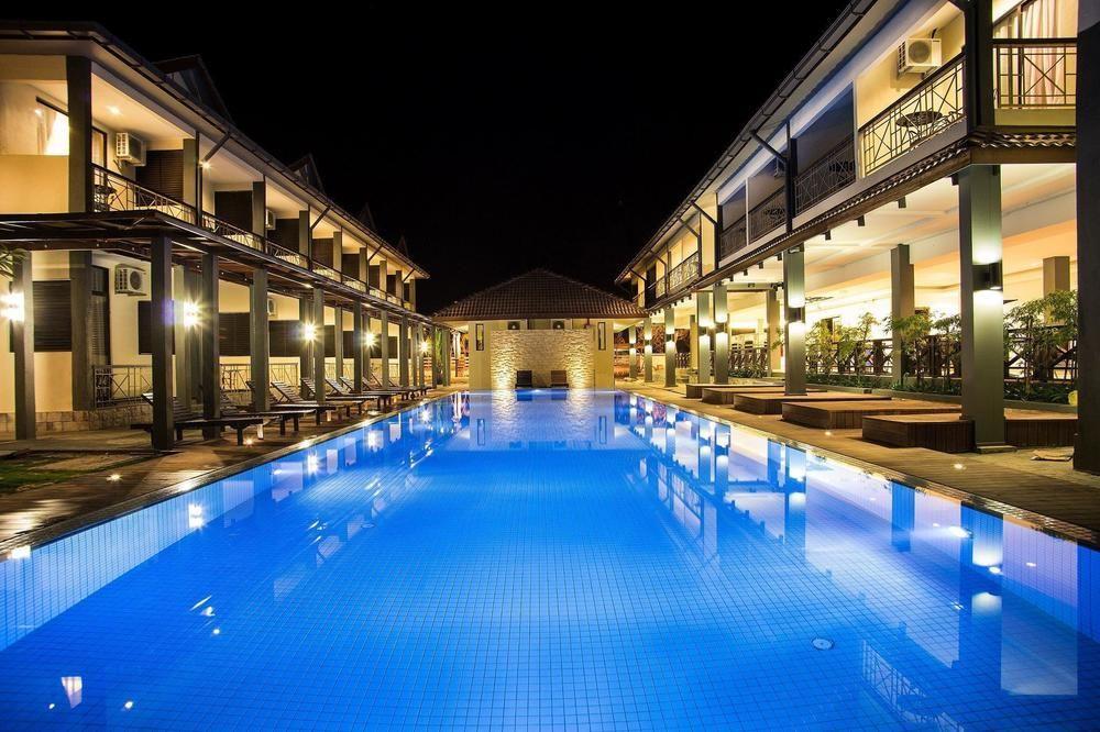 Alia Residence Business Resort Padang Mat Sirat Esterno foto