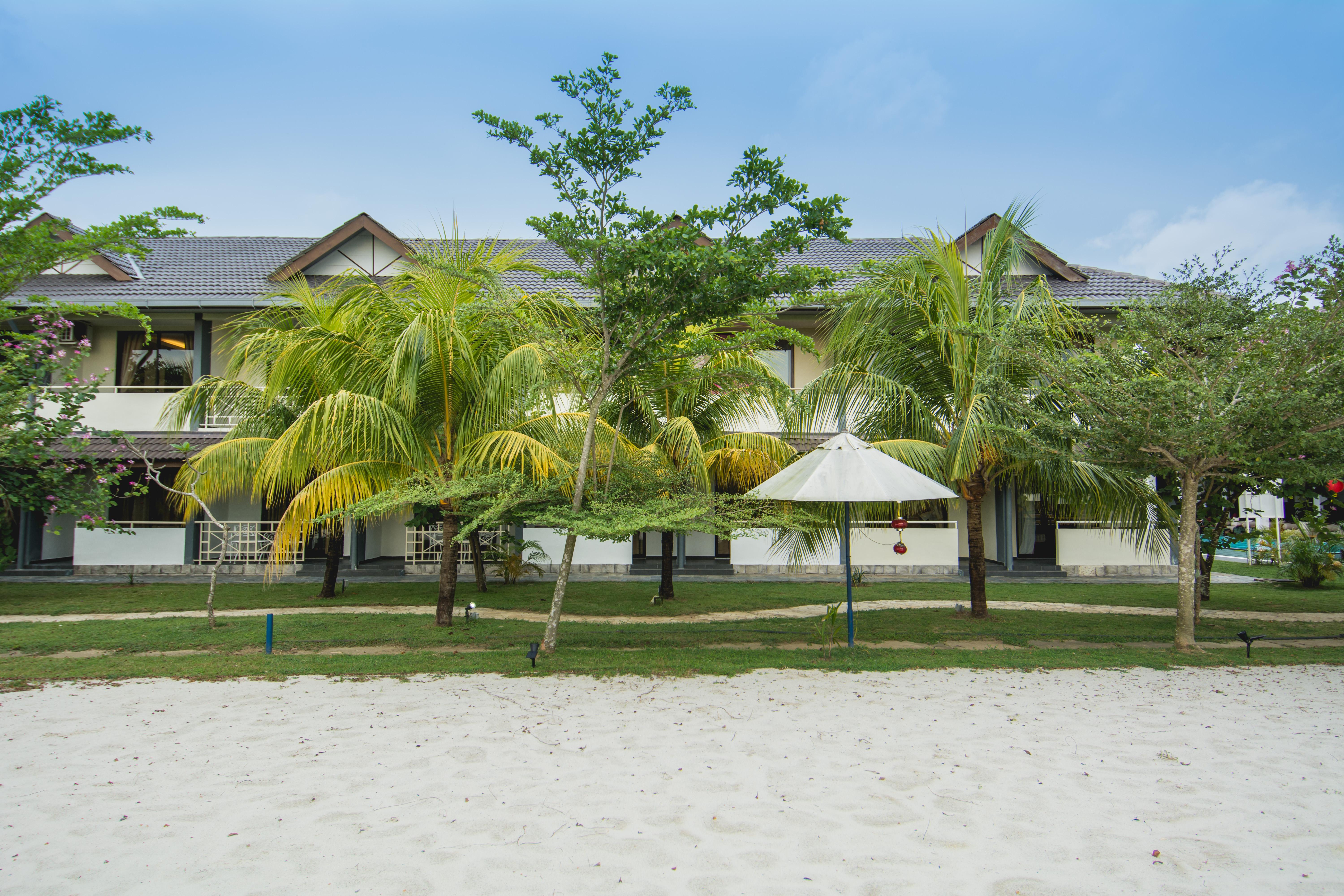 Alia Residence Business Resort Padang Mat Sirat Esterno foto