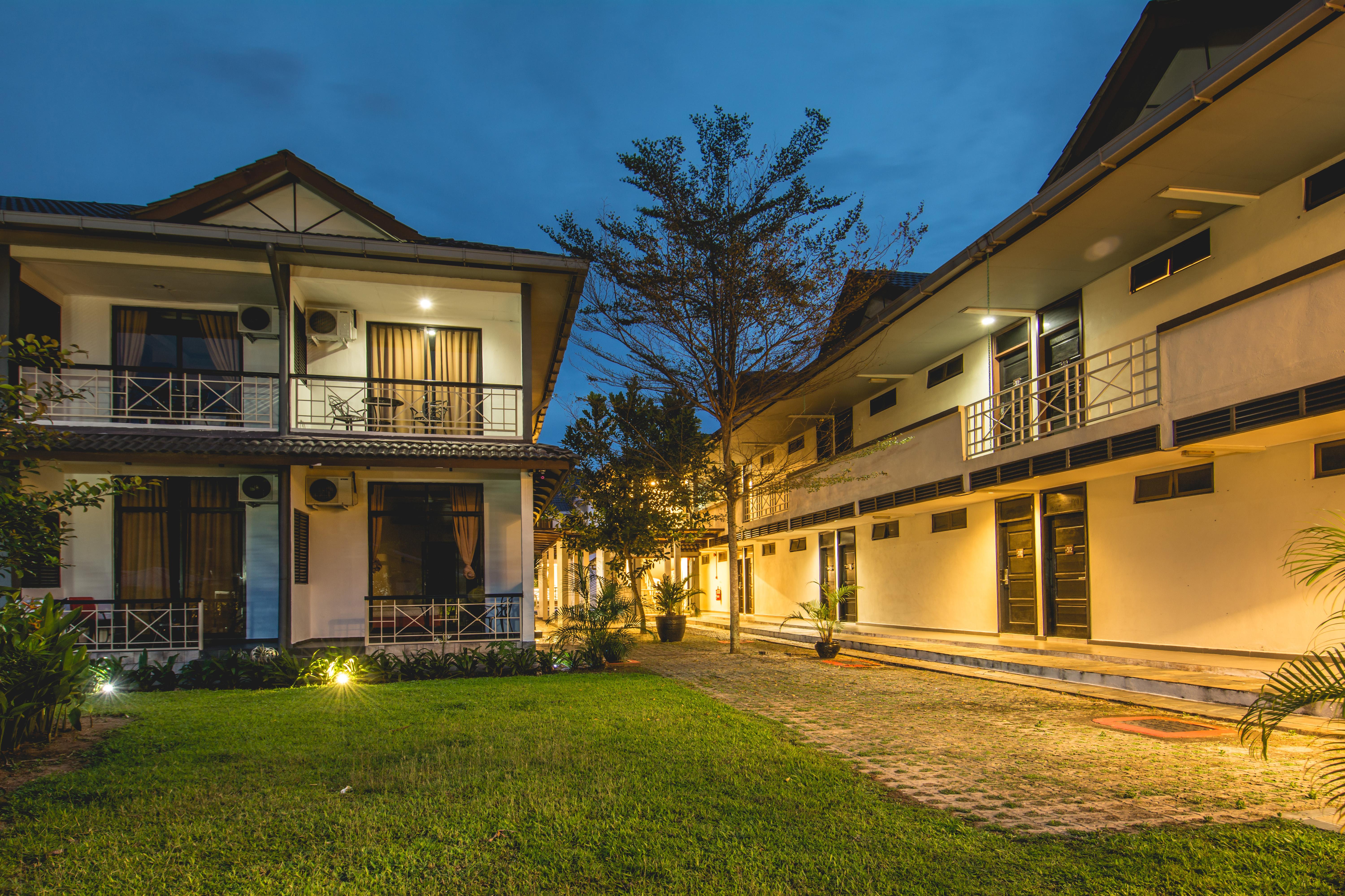 Alia Residence Business Resort Padang Mat Sirat Esterno foto