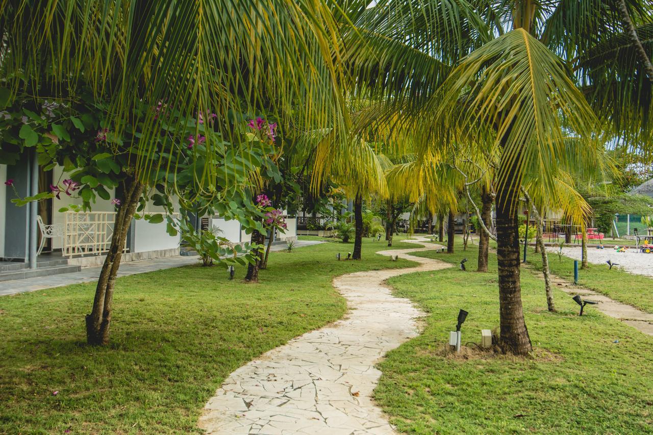 Alia Residence Business Resort Padang Mat Sirat Esterno foto