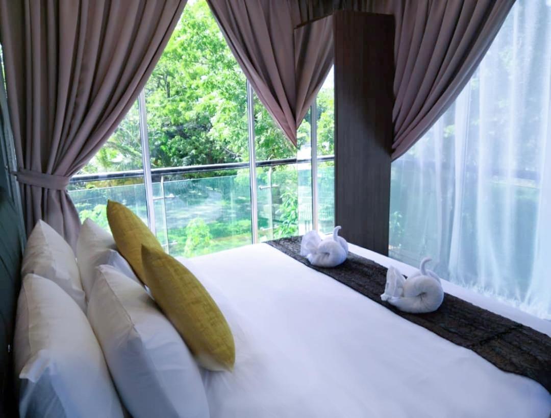 Alia Residence Business Resort Padang Mat Sirat Esterno foto