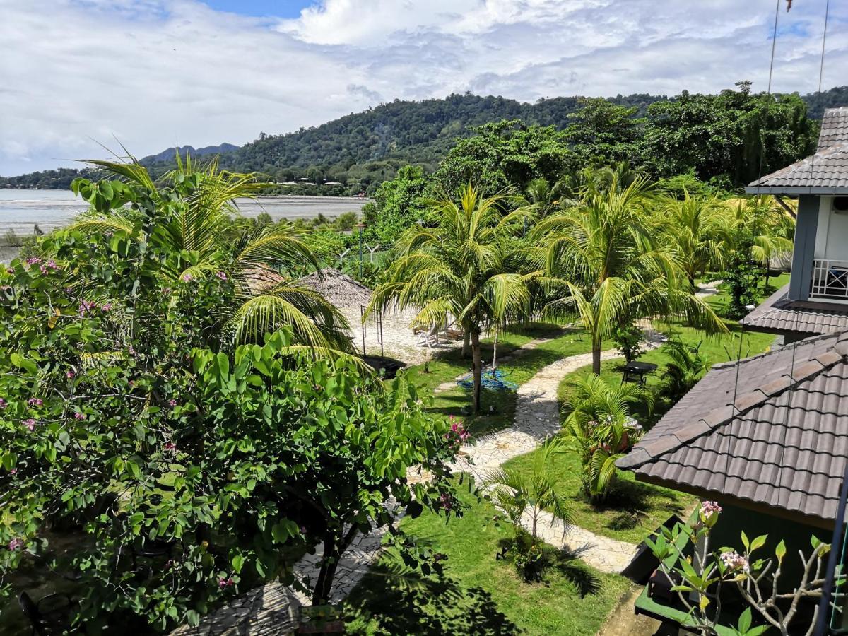 Alia Residence Business Resort Padang Mat Sirat Esterno foto
