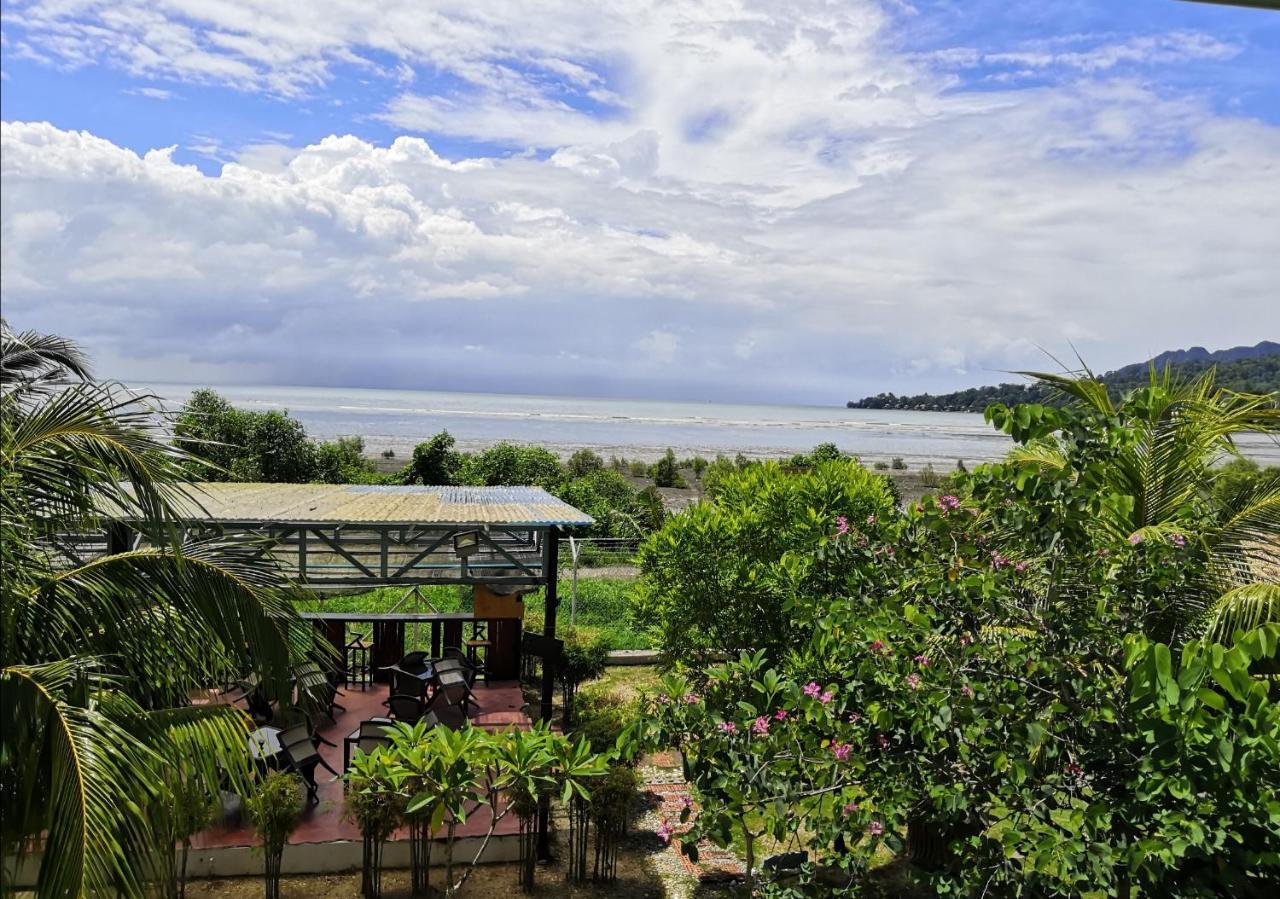 Alia Residence Business Resort Padang Mat Sirat Esterno foto