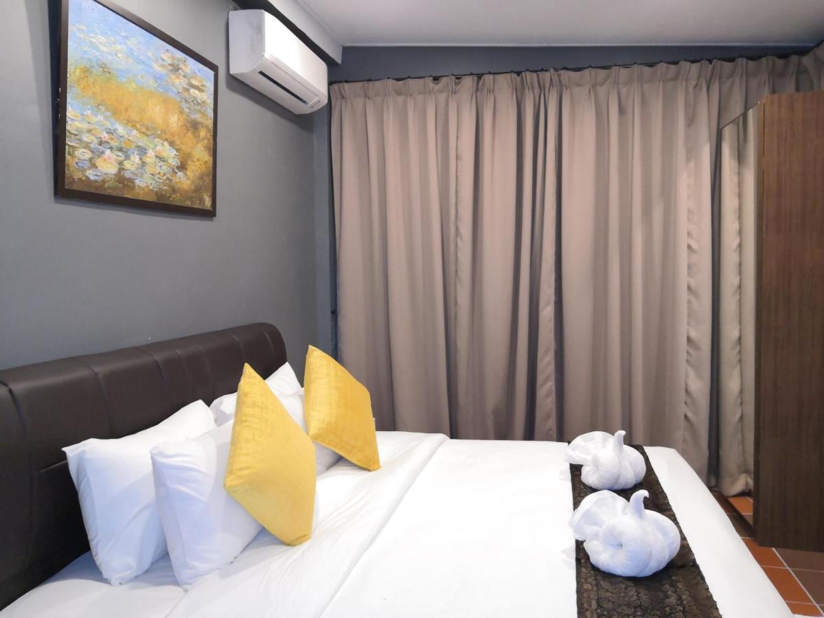 Alia Residence Business Resort Padang Mat Sirat Esterno foto