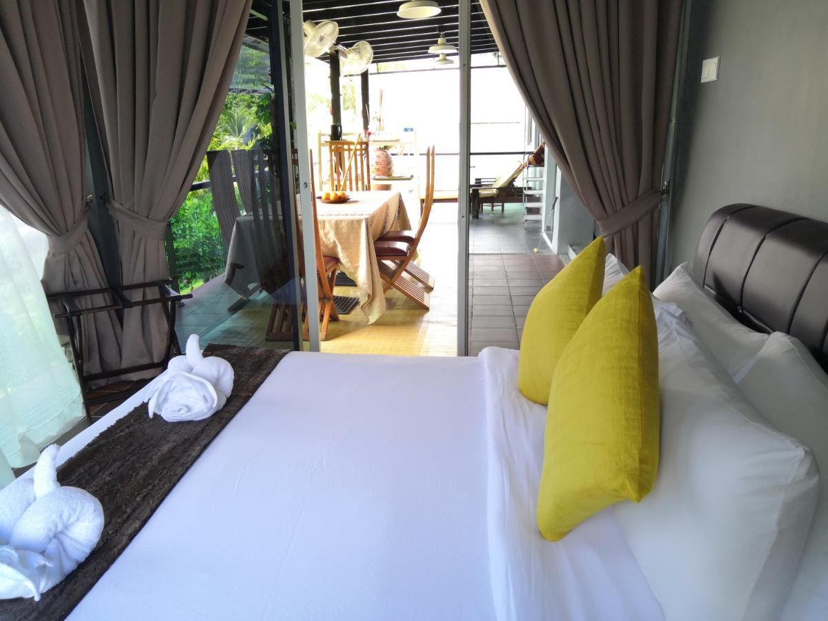 Alia Residence Business Resort Padang Mat Sirat Esterno foto