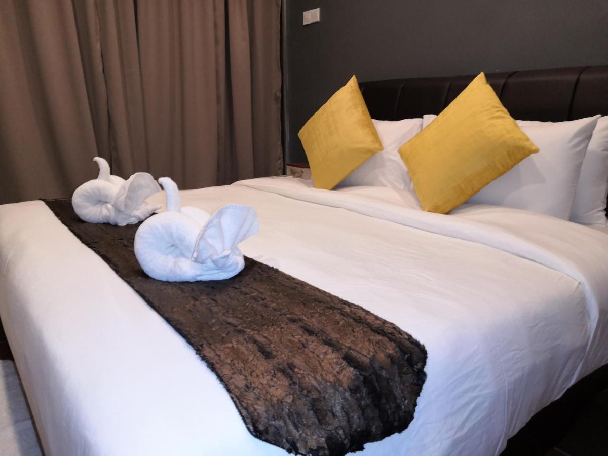 Alia Residence Business Resort Padang Mat Sirat Esterno foto